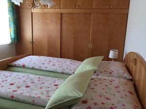 Letto o letti in una camera di Biobergbauernhof Bergzeit Apartment in Goldegg