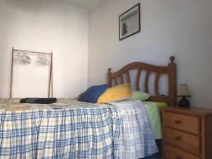 Un dormitorio con una cama con una manta a cuadros. en Beira Mar Sea View, en Armação de Pêra