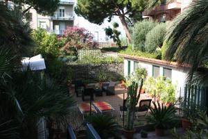 a courtyard with a lot of plants and trees at Hotel Rosalia in Bordighera