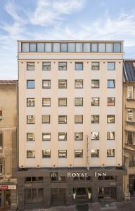 un gran edificio blanco con las palabras "rovaugh inn" en Hotel Royal Inn en Belgrado