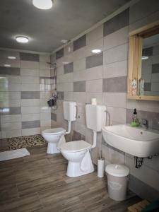 A bathroom at PUŽMAN Farm Glamping