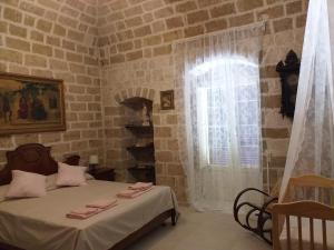 um quarto com uma cama e uma parede de tijolos em Villa Ida in Bari em Bari