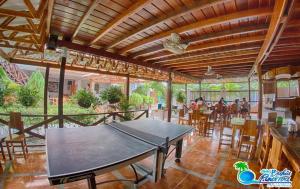 HOTEL BAHÍA PINORROA餐厅或其他用餐的地方