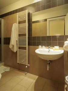 bagno con lavandino e specchio di Hotel Cluentum a Tolentino