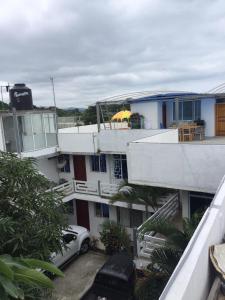 uma vista para um edifício com um carro na varanda em Hostal Sarai em Pedernales
