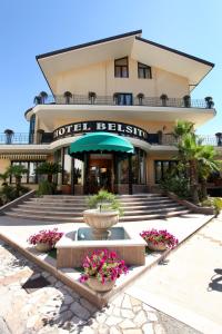 een hotel met een fontein voor een gebouw bij Belsito Hotel in Nola
