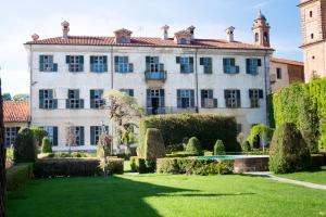 stary budynek z ogrodem przed nim w obiekcie Villa Rambaudi w mieście Sanfrè