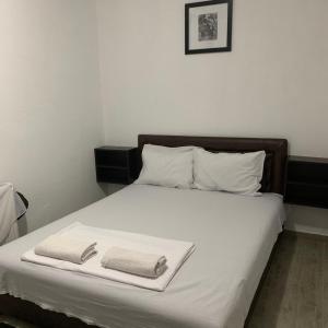 ein Bett mit zwei Handtüchern darüber in der Unterkunft Emro-S in Novi Pazar