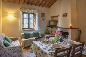 a living room with a table and a couch at Cosona in Pienza