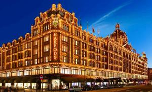 Un grand bâtiment est éclairé la nuit. dans l'établissement Lovely Apartments by Chelsea, à Londres