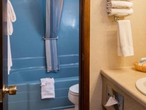 A bathroom at The Foothills Inn