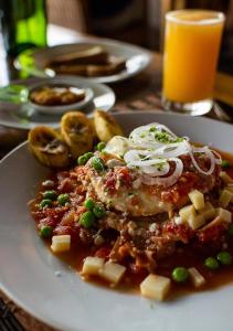 um prato de alimentos com carne e legumes sobre uma mesa em Hotel Zentik Project & Saline Cave em Valladolid