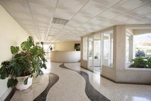 Et opholdsområde på O Apartamento A Ramos Palmeira Galé Está inserido num Condomínio com PISCINA, Fica apenas a 250 Metros da Praia da Galé - Apartamento com Ar Condicionado na Sala, Smart TV com Prime Vídeo e Cozinha Completa