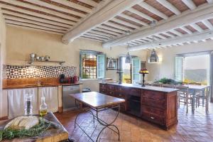 une grande cuisine avec une table et une salle à manger dans l'établissement Villa Sorgente, à Santa Maria Albiano