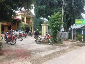 un grupo de motocicletas estacionadas al lado de una calle en Nhà nghỉ moon 2, en Yen Bai