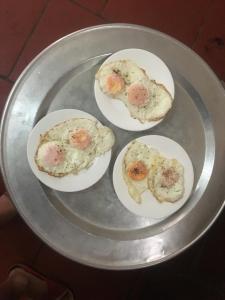 cuatro huevos en un plato en una bandeja de plata en Nhà nghỉ moon 2 en Yen Bai