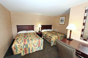 a hotel room with two beds and a table at Knights Inn Pine Grove I-81 Exit 100 in Pine Grove +20 photos
