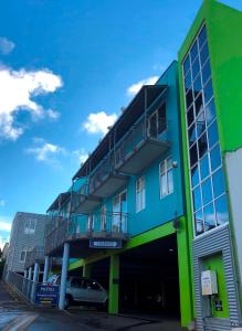 un bâtiment bleu et vert avec une voiture garée à l'extérieur dans l'établissement Best Western Wellington, à Johnsonville