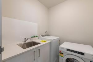 Cucina o angolo cottura di Astra Apartments Newcastle (Merewether)