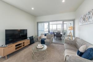 TV a/nebo společenská místnost v ubytování Astra Apartments Newcastle (Merewether)