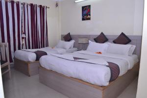 2 camas en una habitación de hotel con faldas en Hotel Mountain Gateway, en Katmandú
