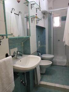 bagno con lavandino e servizi igienici di Appartamento Privato Simone a Roma
