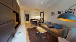 ein Wohnzimmer mit einem Sofa und einem Tisch in der Unterkunft White Pearl Apartment 1.05 in Timmendorfer Strand