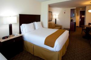 Llit o llits en una habitació de Holiday Inn Express & Suites Columbus at Northlake, an IHG Hotel