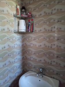 Bilik mandi di Jfour comfort zone hostel