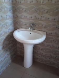 Bilik mandi di Jfour comfort zone hostel +13 gambar