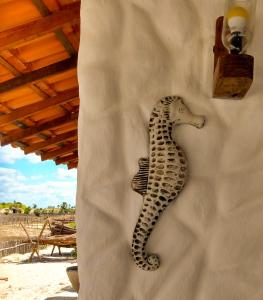 a seahorse decoration on the side of a wall at Flats Macapá Meu Amor in Luis Correia