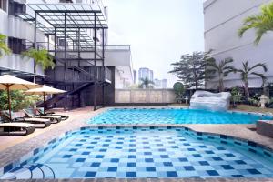 Bazén v ubytování AIHO Hotel Medan nebo v jeho okolí
