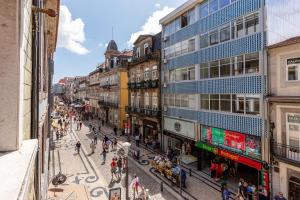 - une vue sur une rue urbaine animée avec des habitants et des bâtiments dans l'établissement YOUROPO - Santa Catarina, à Porto