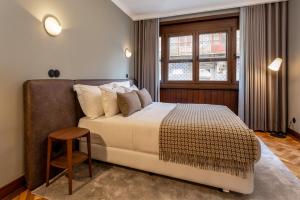 une chambre avec un grand lit et une fenêtre dans l'établissement YOUROPO - Santa Catarina, à Porto