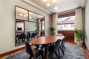 une salle à manger avec une table et des chaises dans l'établissement YOUROPO - Santa Catarina, à Porto