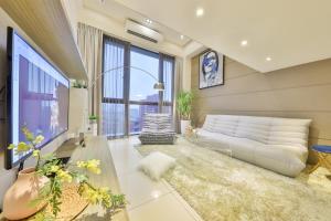 台北BV Taipei 大安G馆的客厅里有一张白色的沙发和一扇大窗户
