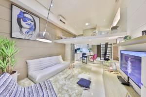 台北BV Taipei 大安G馆的客厅配有白色沙发和大屏幕电视