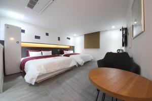 Tempat tidur dalam kamar di 2Night Business Hotel