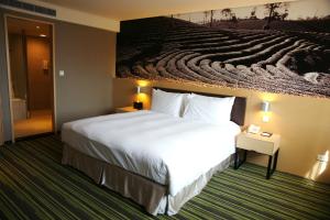 Uma cama ou camas num quarto em Tao Garden Hotel