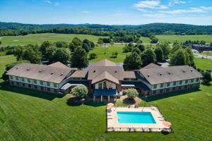 - une vue aérienne sur un grand domaine avec une piscine dans l'établissement Round Hill Inn, à Orange