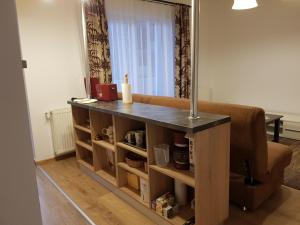 salon ze stołem i kanapą w obiekcie Apartament Sofia w Sybinie