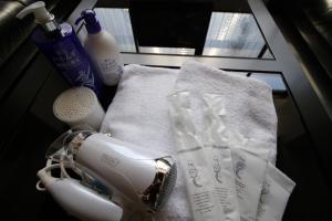 a hairdryer and a towel and a hair dryer at Universal Point House in Osaka