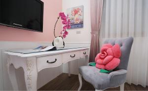 a stuffed animal sitting in a chair next to a desk at Campestral Garden in Jiaoxi