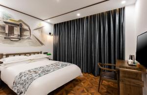 Postel nebo postele na pokoji v ubytování Nostalgia Hotel Near Prince Gong's Mansion- Beihai Park, Tian'anmen Square, Nanluoguxiang Hutong, Huguosi Hutong Snack Street, 5 minutes walk away from Ping'anli Subway Station, Free ice cream and laundry service,English communication well