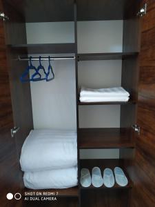 Un armario con una cama y toallas dentro. en Hotel Shams, en Bukhara