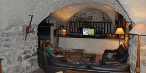 two people sitting in a living room watching tv at le Moulin de Cost in Buis-les-Baronnies