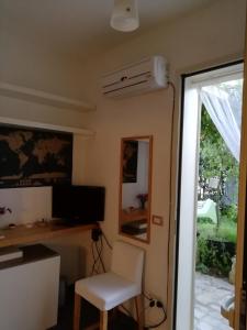 馬里納－迪拉古薩的住宿－lo zahir，客房设有书桌、椅子和窗户。