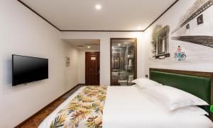 Postel nebo postele na pokoji v ubytování Nostalgia Hotel Near Prince Gong's Mansion- Beihai Park, Tian'anmen Square, Nanluoguxiang Hutong, Huguosi Hutong Snack Street, 5 minutes walk away from Ping'anli Subway Station, Free ice cream and laundry service,English communication well