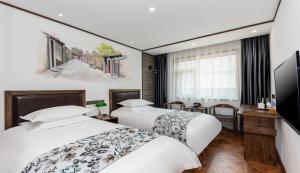 Postel nebo postele na pokoji v ubytování Nostalgia Hotel Near Prince Gong's Mansion- Beihai Park, Tian'anmen Square, Nanluoguxiang Hutong, Huguosi Hutong Snack Street, 5 minutes walk away from Ping'anli Subway Station, Free ice cream and laundry service,English communication well