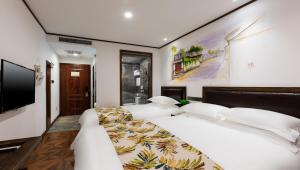 Postel nebo postele na pokoji v ubytování Nostalgia Hotel Near Prince Gong's Mansion- Beihai Park, Tian'anmen Square, Nanluoguxiang Hutong, Huguosi Hutong Snack Street, 5 minutes walk away from Ping'anli Subway Station, Free ice cream and laundry service,English communication well